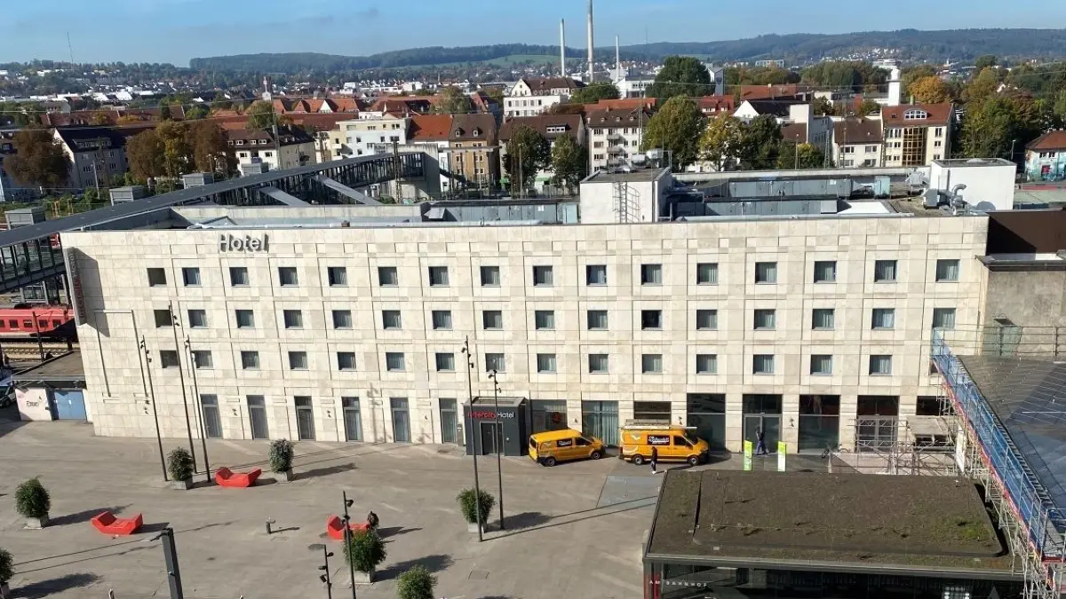 Muss aktuell geschlossen bleiben: Das Intercity-Hotel in Ulm am neu gestalteten Bahnhofplatz.