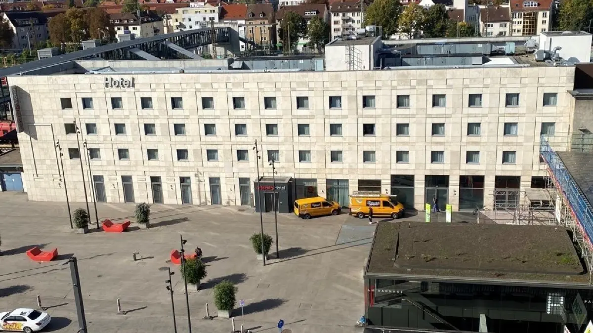 Muss aktuell geschlossen bleiben: Das Intercity-Hotel in Ulm am neu gestalteten Bahnhofplatz.