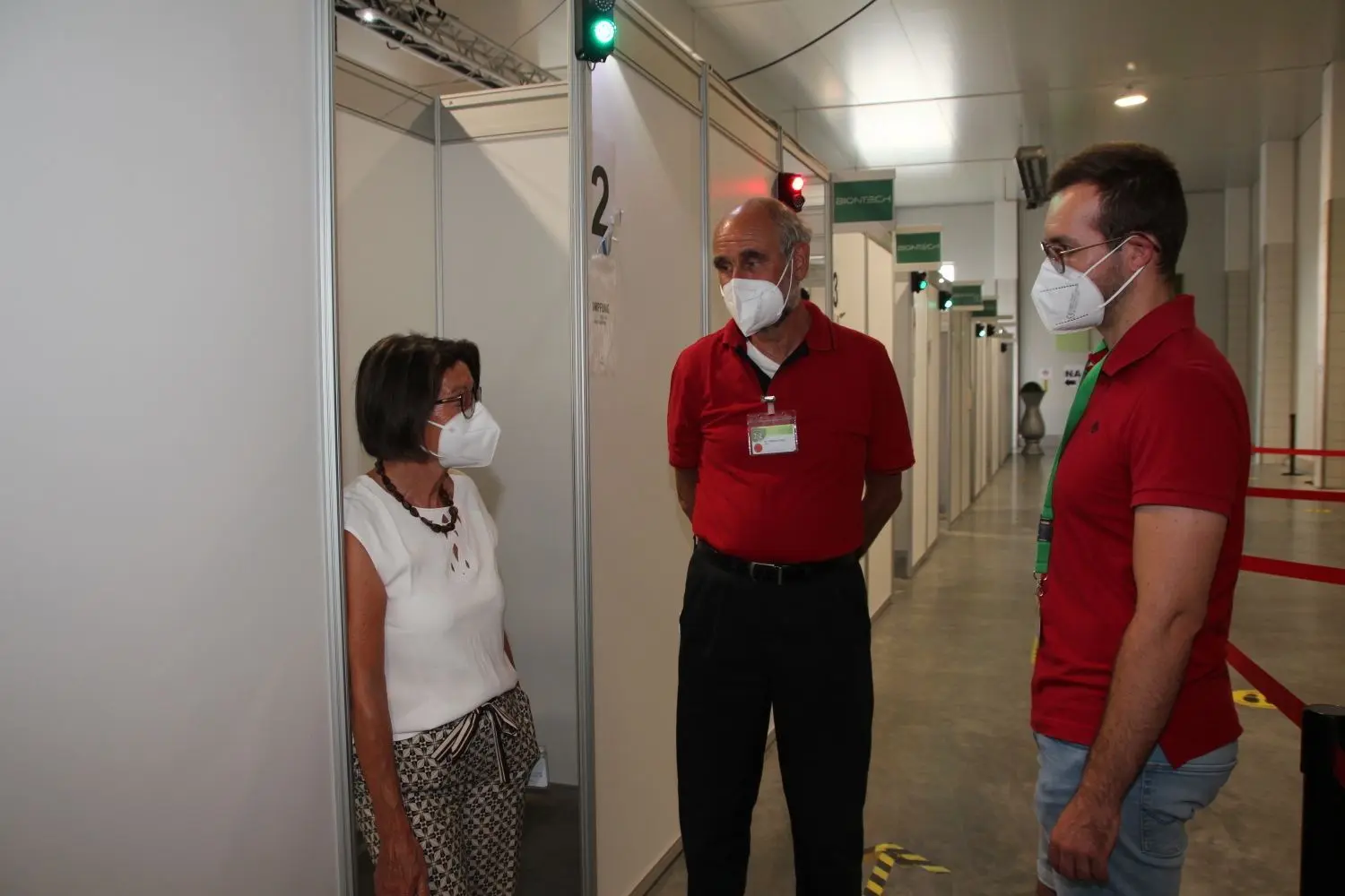 ZIZ-Leiter David Schneider (rechts) im Gespräch mit dem Arzt Dr. Rolando Rossi und der Krankenschwester Annemarie Rossi, die alle seit dem 27. Dezember 2020 im Impfzentrum gearbeitet haben.