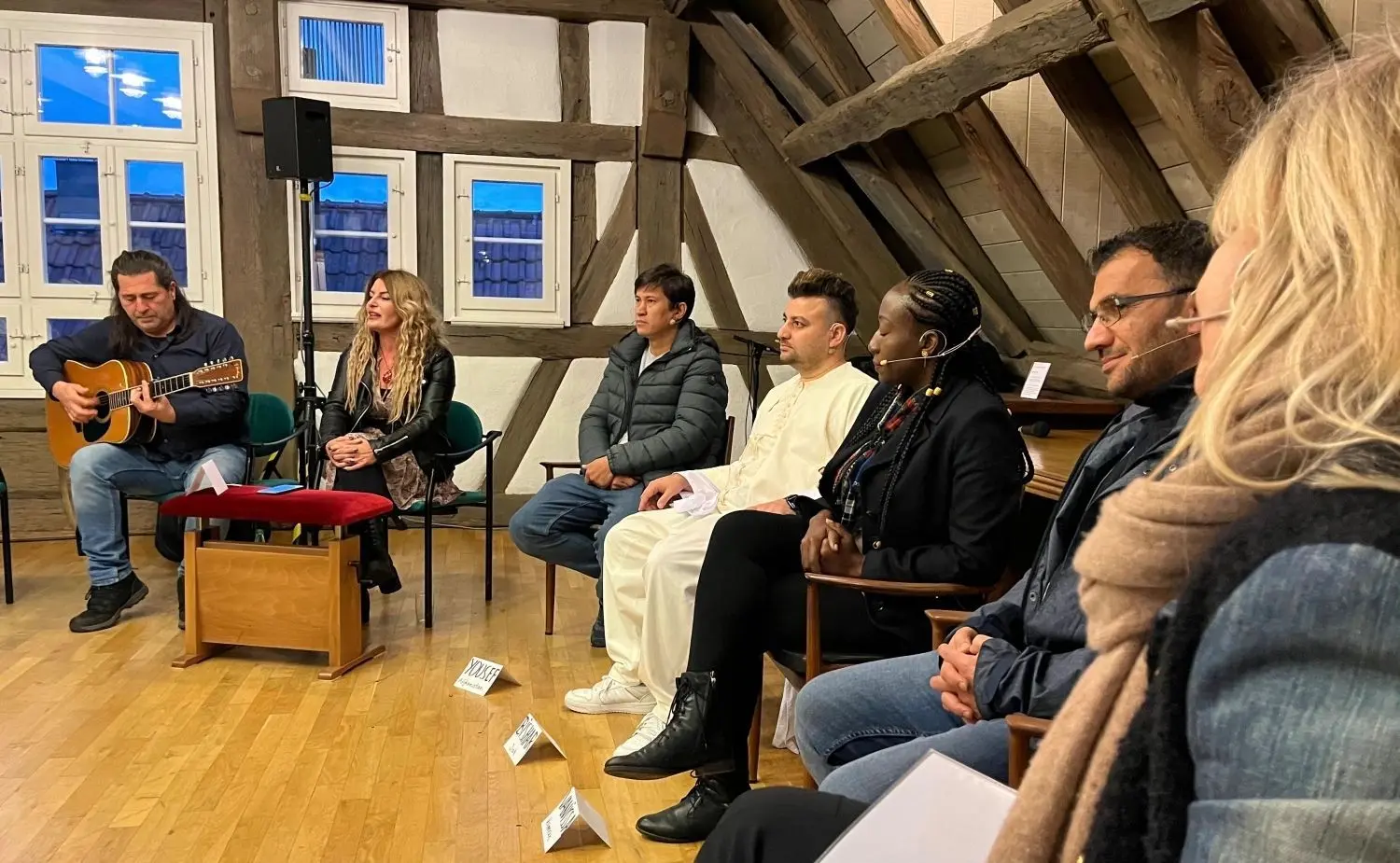 Im Stadtmuseum Ebersbach erzählten Geflüchtete, wie es ihren Herkunftsländern mit Liebe und Hochzeit ist. Dazu gab’s Liedeslieder von Sängerin Solin und Gitarrist Cetin.