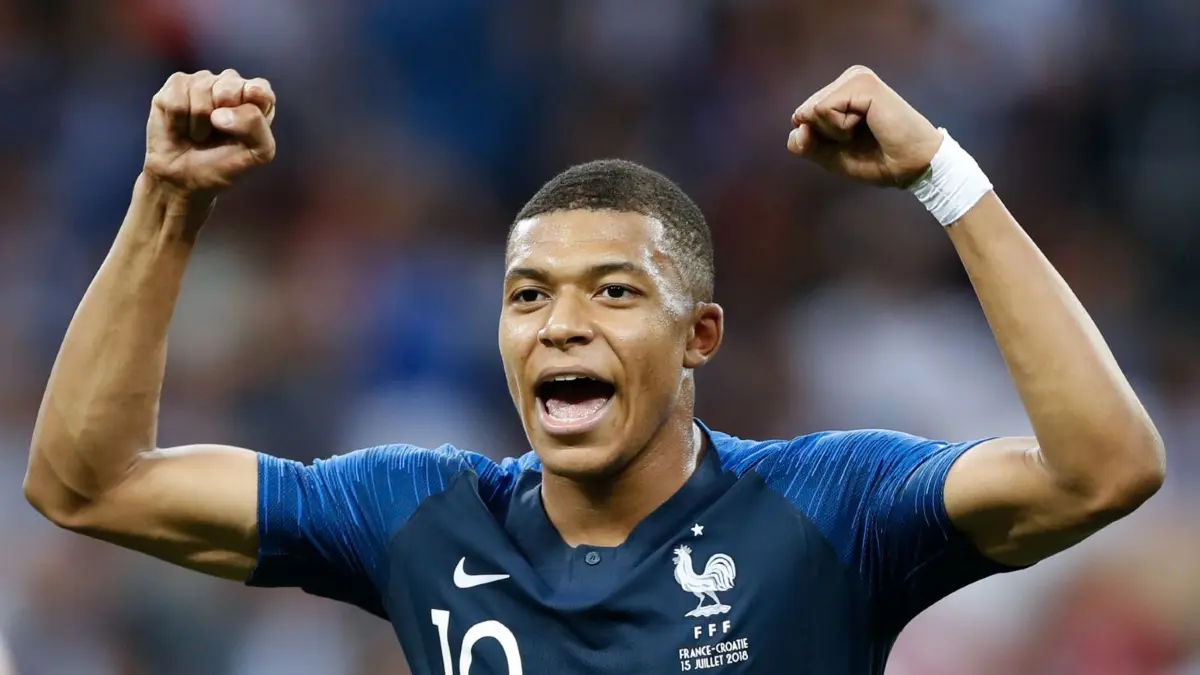Superstar Kylian Mbappé und sein Team gelten als Topfavorit auf den EM-Titel 2024 und sollten in der EM-Qualifikation keine größeren Probleme bekommen.
ARCHIV - 15.07.2018, Russland, Moskau: Fußball: WM, Frankreich - Kroatien, Finalrunde Finale im Luschnikistadion. Kylian Mbappe aus Frankreich bejubelt sein Tor zum 4:1. Mbappé wird nach einem Medienbericht der neue Kapitän der französischen Nationalmannschaft. (zu dpa: «Laut «L'Équipe»: Mbappé wird Frankreichs neuer Kapitän») Foto: Francisco Seco/AP/dpa +++ dpa-Bildfunk +++