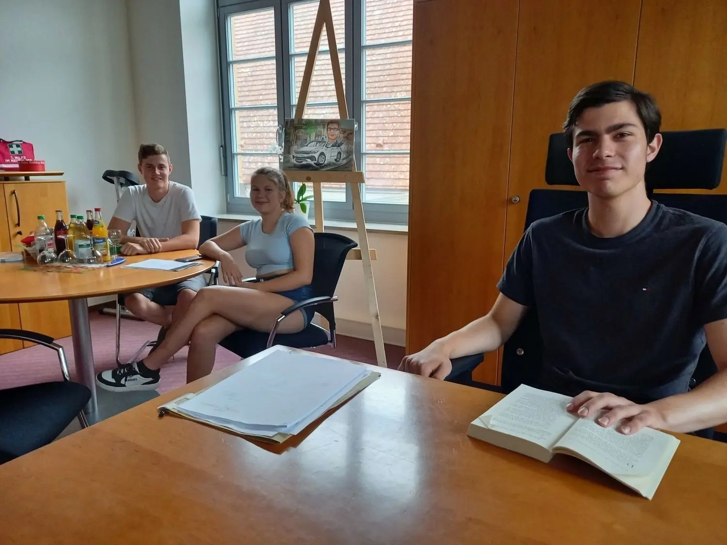 Waren im Büro von Bürgermeister Heiko Lebherz zu Gast: Die Vorleser Danilo Mapelli, Katharina Reich und Leo Fechter (v. r.).