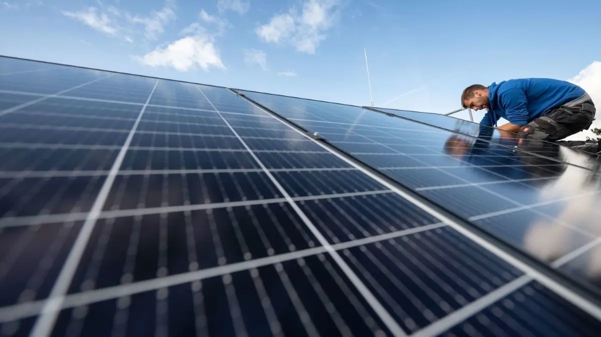 Zweiter Frühling für die Solarbranche in Deutschland: Vielerorts werden Photovoltaik-Anlagen installiert. Wie hier, wo ein Monteur Photovoltaikmodule auf dem Dach eines Wohnhauses installiert. Bis 2030 soll Deutschland 80 Prozent seines Stroms aus erneuerbaren Energien beziehen. Fernab der Städte können auf Äckern Solarparks errichtet werden. Doch die Gemeinden haben ein Wörtchen mitzureden.
Mitarbeiter montieren Photovoltaikmodule auf dem Dach eines Wohnhauses. Bis 2030 soll Deutschland 80 Prozent seines Stroms aus erneuerbaren Energien beziehen. +++ dpa-Bildfunk +++