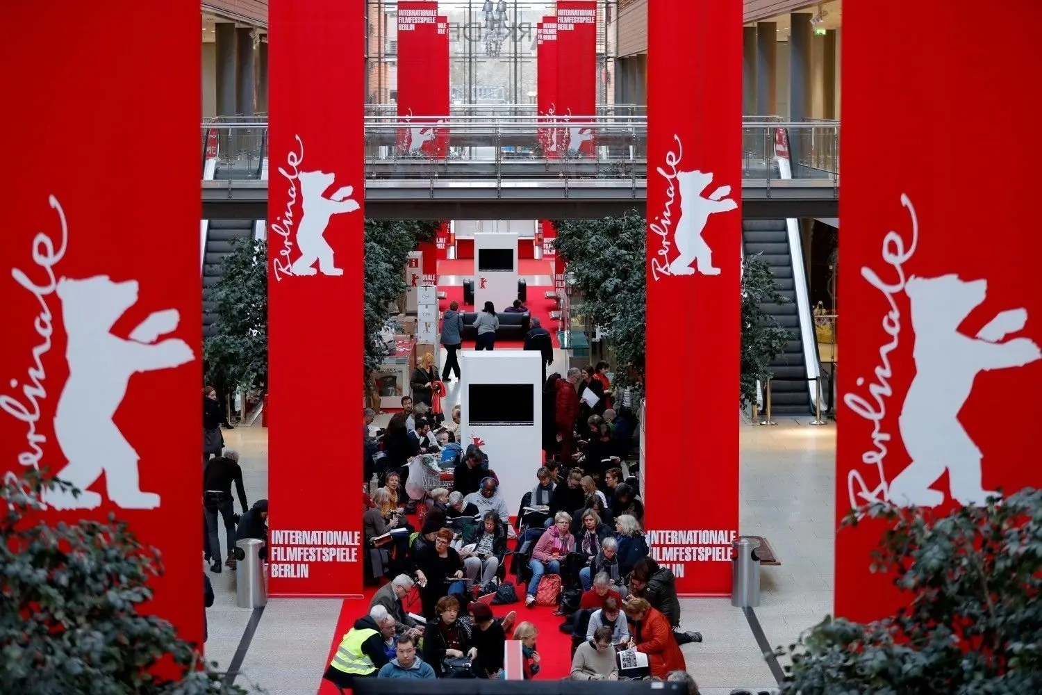 Der Besucheransturm auf die Ticketschalter der Berlinale ist enorm. Manche Filmfans verbringen dort die ganze Nacht.⇥