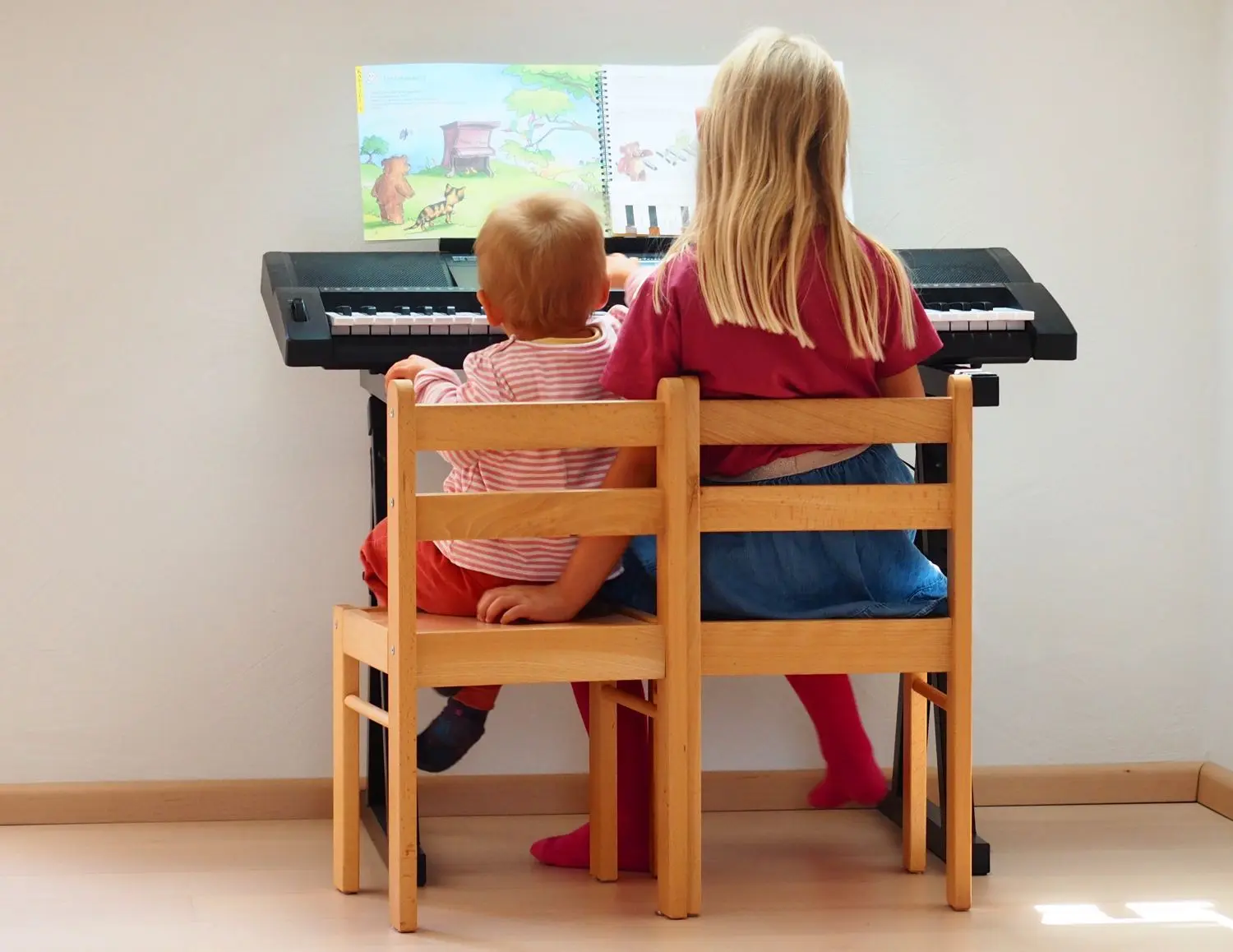 Unter Geschwistern geht es nicht immer so ruhig zu. Schon ein einziges Spielzeug könnte einen Streit auslösen. „Rivalität und Eifersucht gehören grundsätzlich zu jeder Geschwisterbeziehung“, sagt die Pädagogin Monika Mayer-Beck.