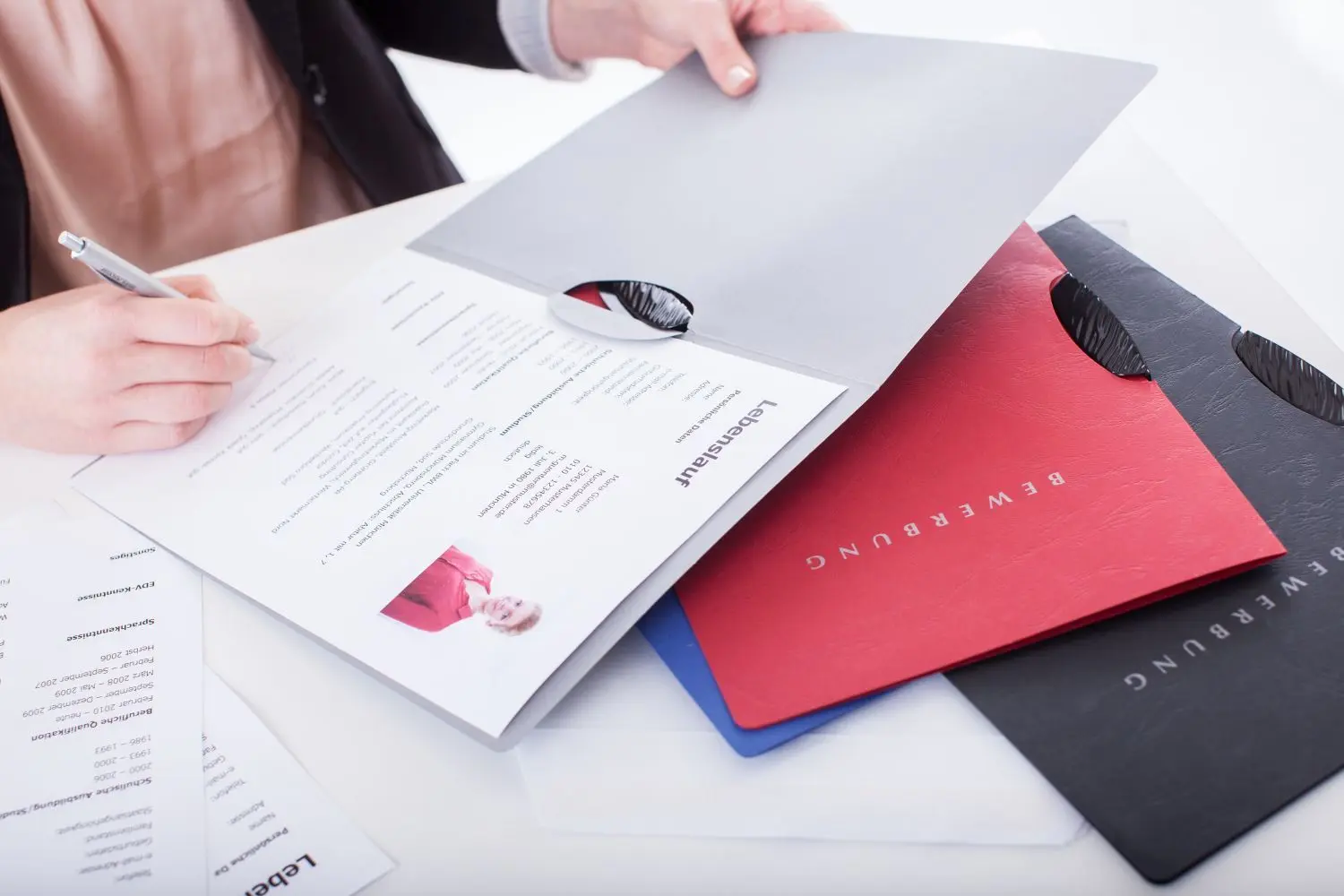 Bei der Agentur für Arbeit können die Jugendlichen ihre Bewerbungsmappe checken lassen. ⇥
