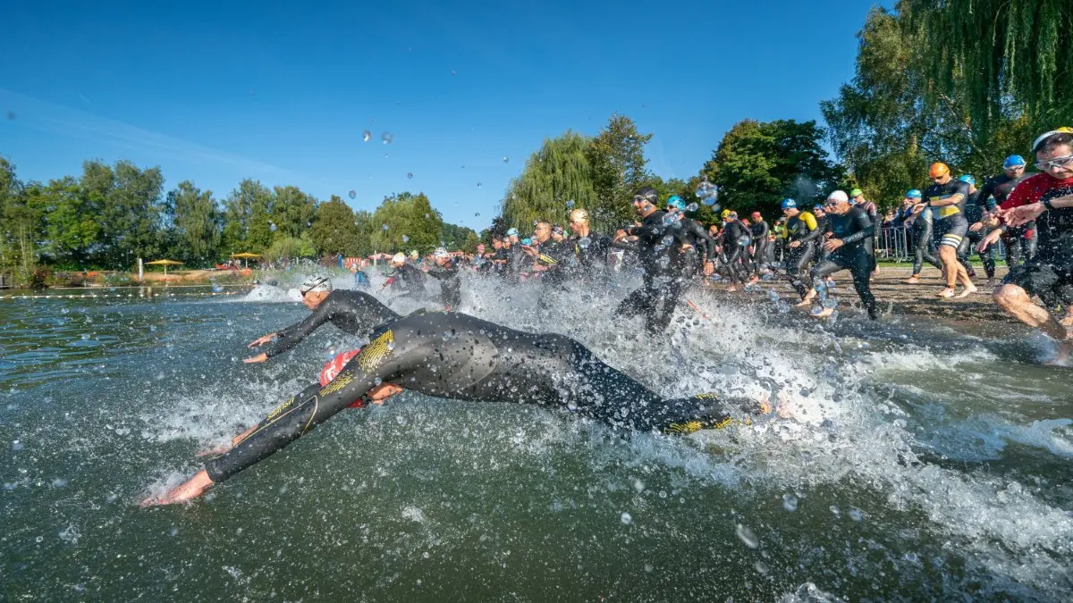 Ab ins kühle Nass hieß es beim Massenstart des Erbacher Triathlon.
Triahton in Erbach 870 Athletinnen und Athleten beim Erbacher Triathlon an den Start. Gerne Bild vom „Massenstart“