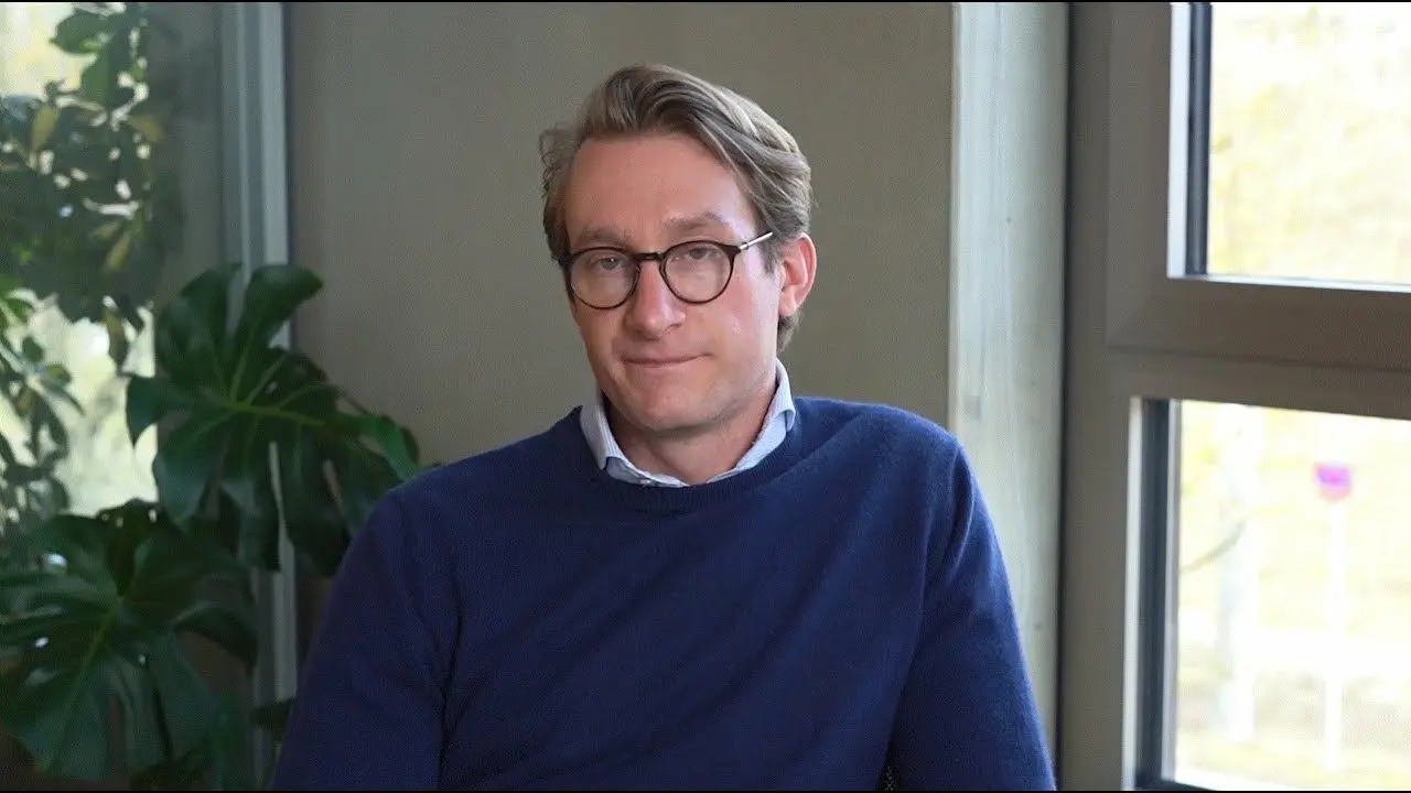 Leopold von Schlenk-Barnsdorf, Experte für Familienunternehmen und Start-ups von der TUM, beleuchtet mögliche Innovationstreiber, um den Mittelstand konkurrenzfähig zu halten.