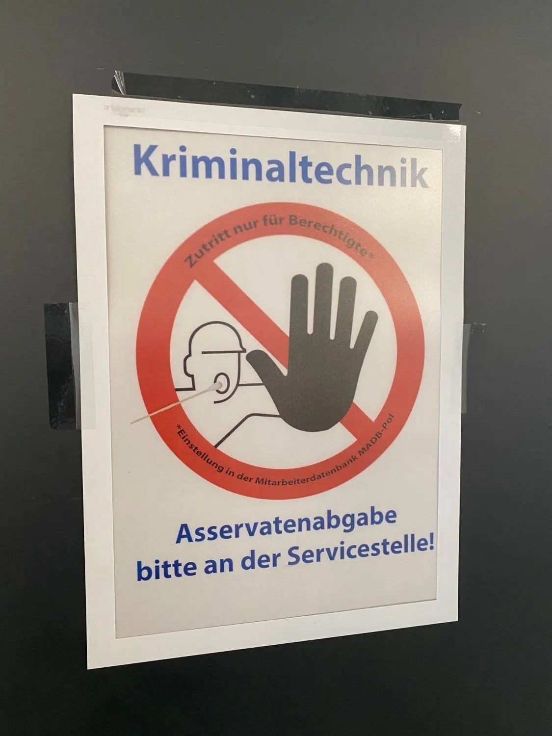 Zutritt zu den Räumen der Kriminaltechnik erhält nur, wer seine DNA in der Mitarbeiterdatenbank hinterlegt.