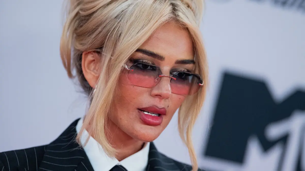 Loredana feierte 2018 ihren Durchbruch. Jetzt ist sie neue Jurorin bei DSDS.
Rapperin Loredana geht über den Roten Teppich bei der Verleihung der MTV Europe Music Awards vor PSD Bank Dome. Sie macht gemeinsame Bilder mit BVB-Profi Adeyemi öffentlich. (zu dpa: «BVB-Profi Adeyemi und Loredana veröffentlichen gemeinsame Fotos») +++ dpa-Bildfunk +++