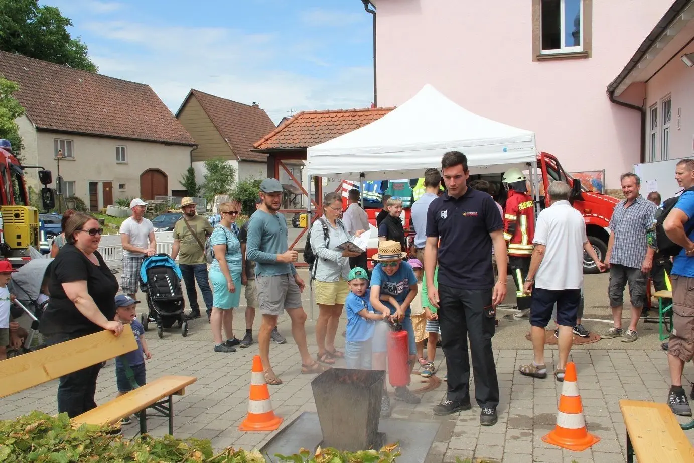 Ganz Thanheim war am Sonntag auf den Beinen, um nach langer Pause bei herrlichem Wetter das beliebte Dorffest zu genießen. Bei der Feuerwehr gab es die perfekte Abkühlung: Am Zielspritzen hatten nicht nur Kinder ihren Spaß.