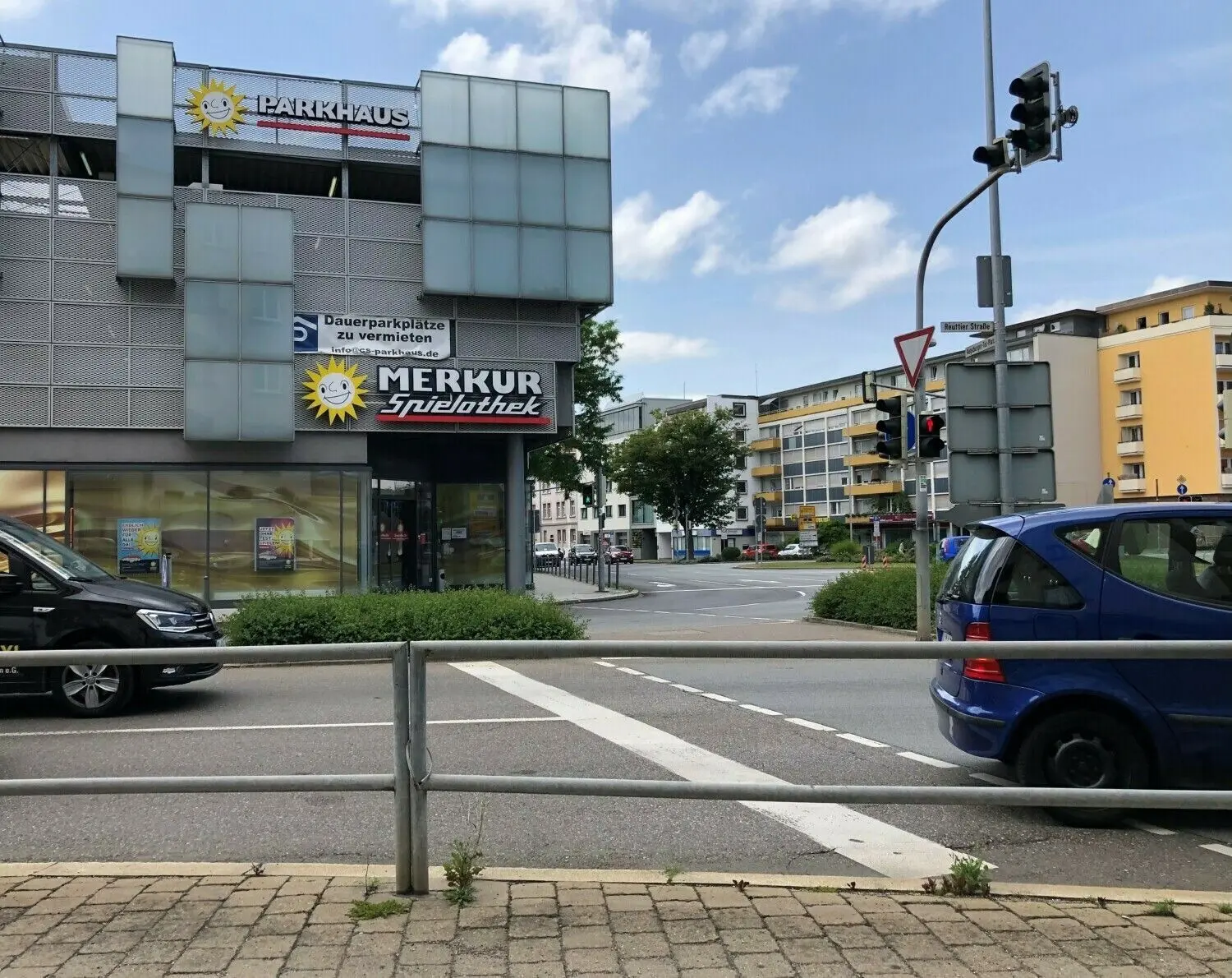 Die Merkur-Spielothek am Augsburger-Tor-Platz: Rechts und links des Haupteingangs werden Flächen frei. Dort könnte ein Supermarkt einziehen.