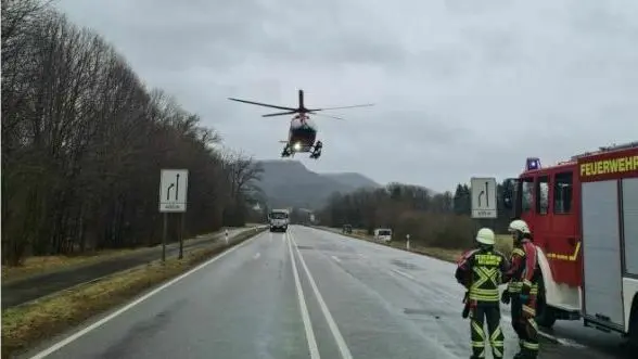 Der Rettungshubschrauber hebt von der B 32 ab. Er konnte nicht mehr helfen.