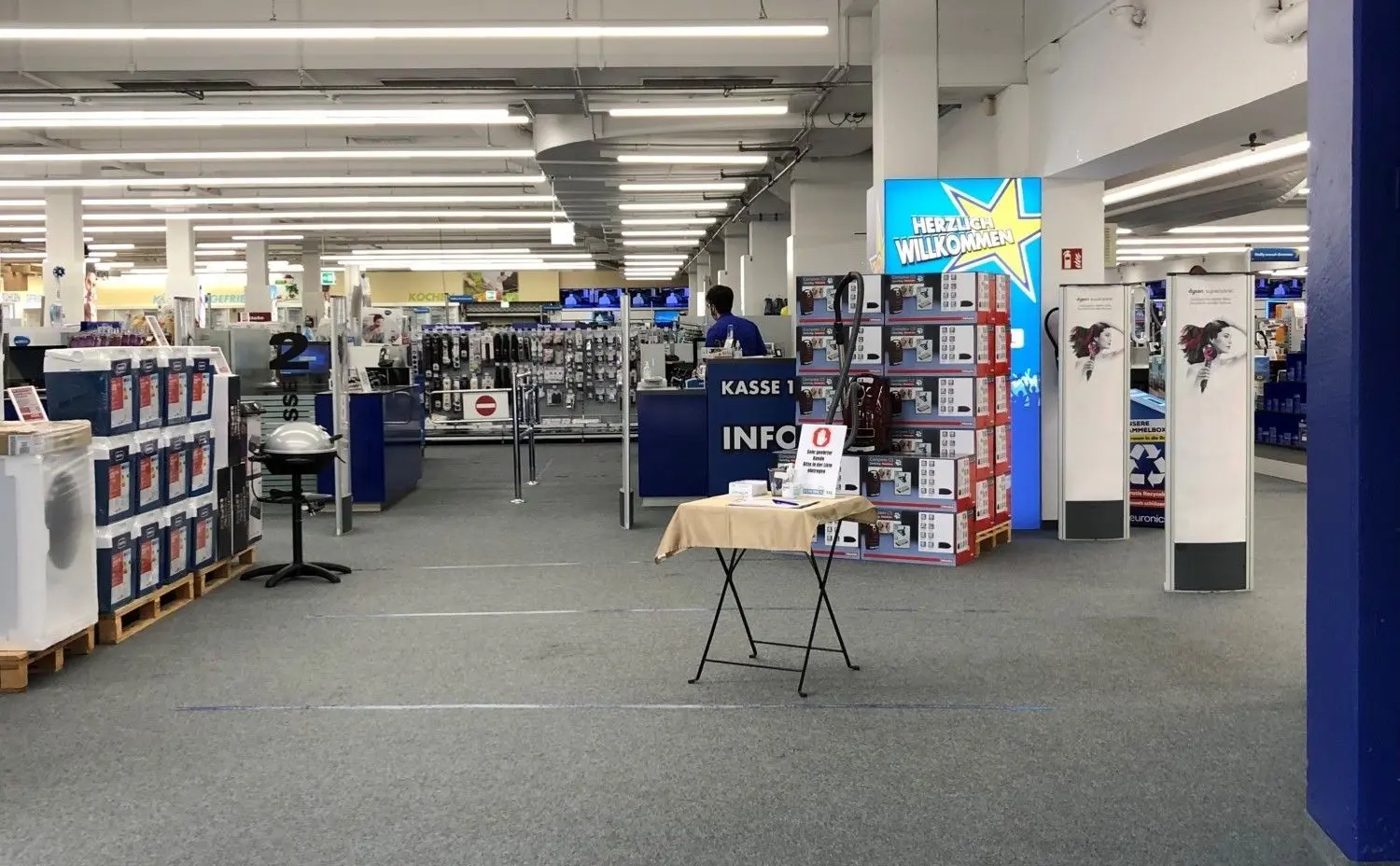Niemand guckt, niemand kontrolliert: Click&Meet in diesem Neu-Ulmer Markt läuft nicht so, wie sich der Gesetzgeber das vorstellt.