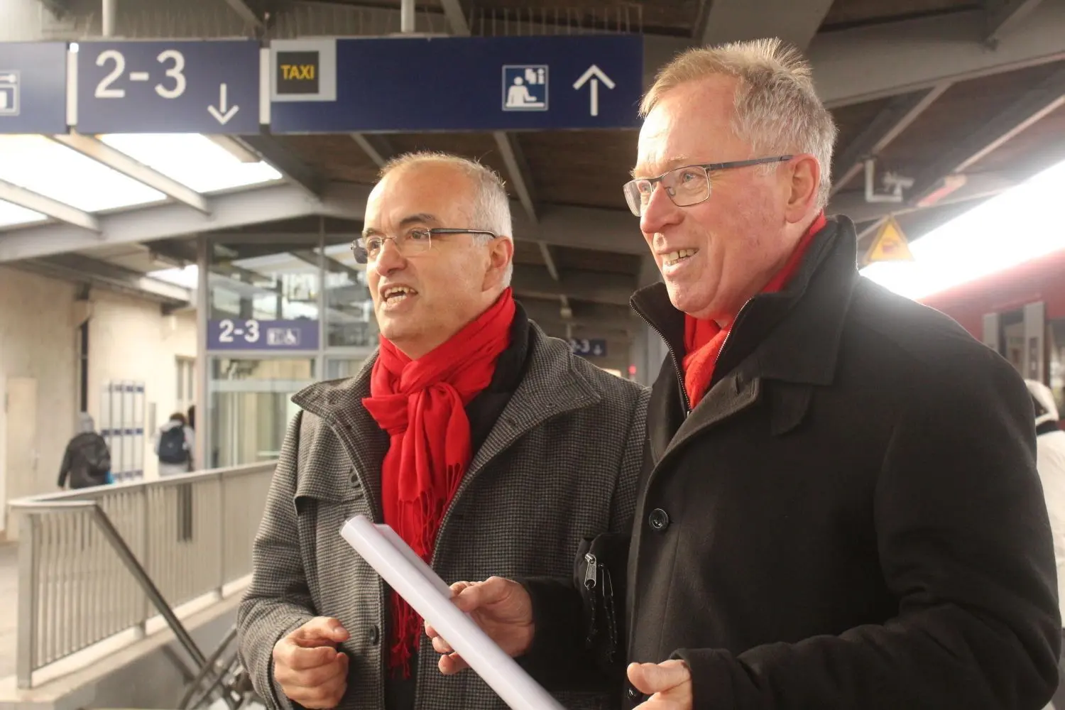 Ramazan Selcuk und Helmut Treutlein (rechts) erklären vor Ort ihre Ideen zur Umgestaltung des Bahnhofs.