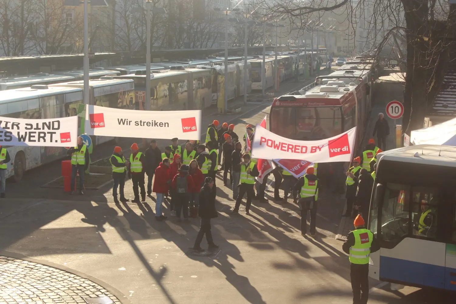 Protestierten in ihren gelben Verdi-Westen für 5,8 Prozent mehr Lohn: Die Busfahrer der RSV.