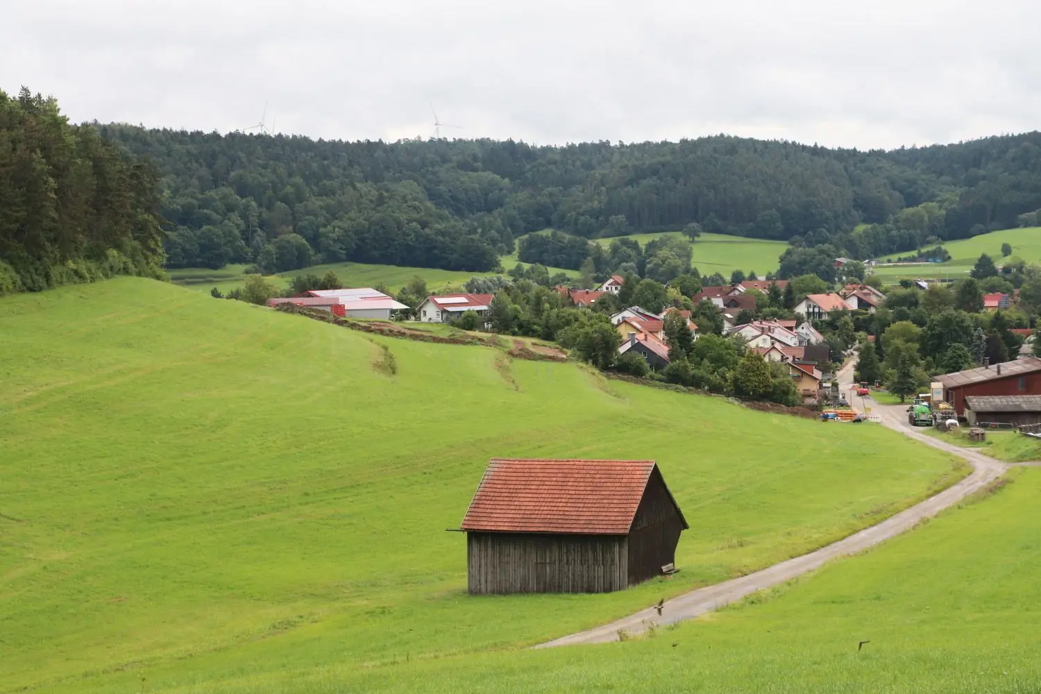 Das Baugebiet Rotenberg beginnt am Ortsrand, links der Straße und zieht sich den Berg hoch.