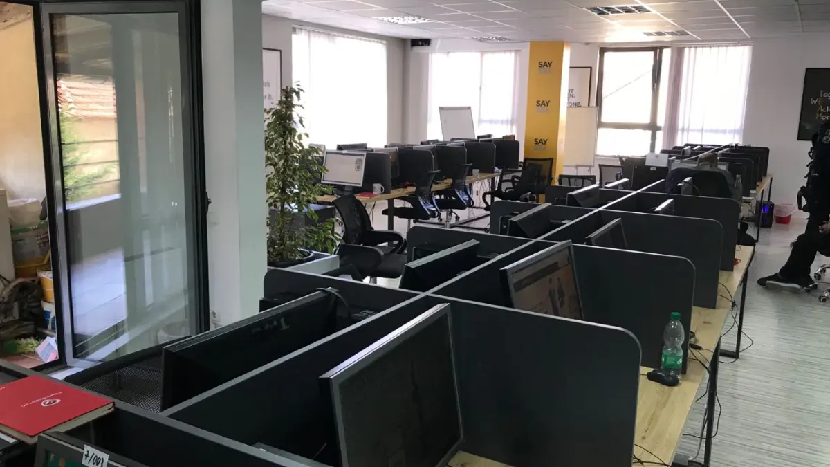 Recht professionell eingerichtet mit abgetrennten Arbeitsplätze war das Call-Center im Kosovo, das jetzt unter mithilfe Neu-Ulmer Polizisten ausgehoben wurde.⇥