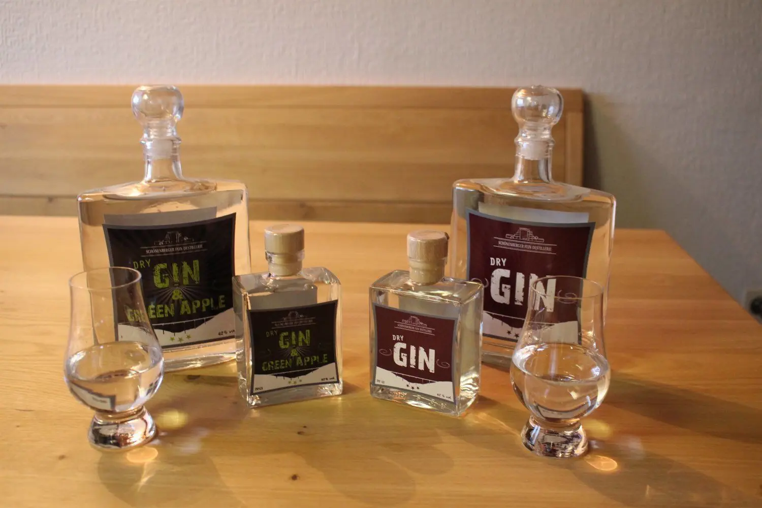 Zwei Sorten Dry Gin hat Karl Müller nun im Angebot. Seine neueste Kreation ist der „Green Apple“.