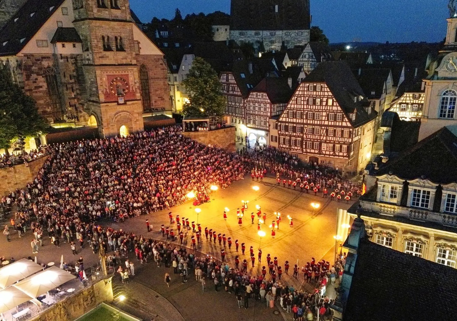 Mehrere Tausend Besucher lassen sich den Fackeltanz auf dem Marktplatz am Samstagabend nicht entgehen.