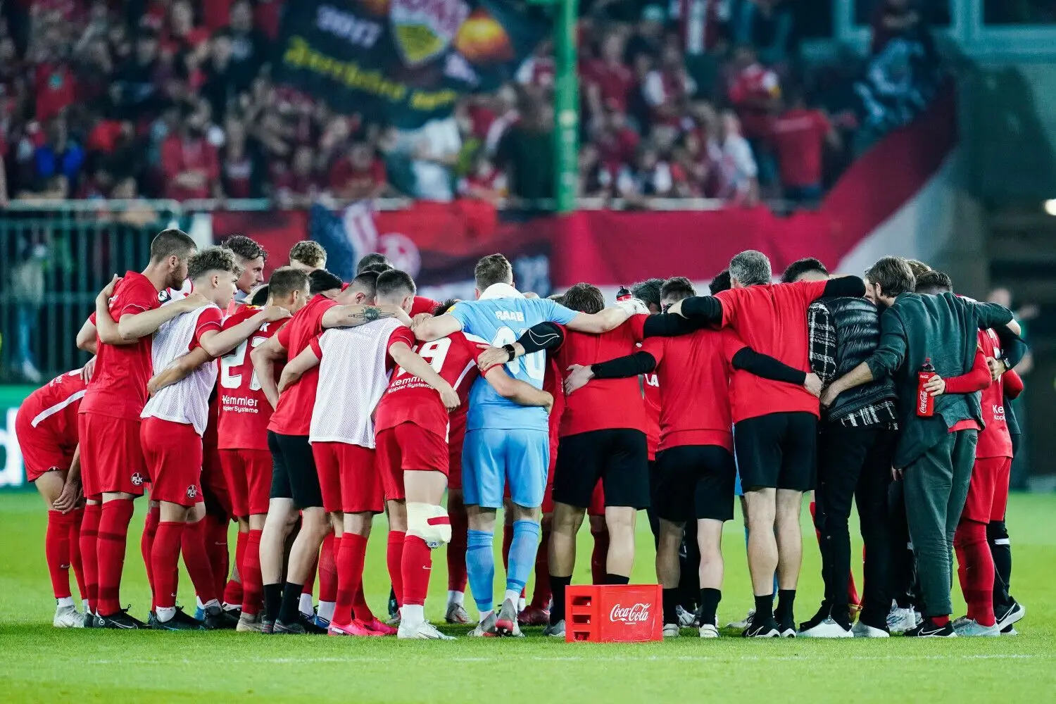 Der 1. FC Kaiserslautern möchte den Sprung in die 2. Bundesliga schaffen, doch Dynamo Dresden möchte das verhindern und den Klassenerhalt feiern. Das Hinspiel auf dem Betztenberg endete mit 0:0.