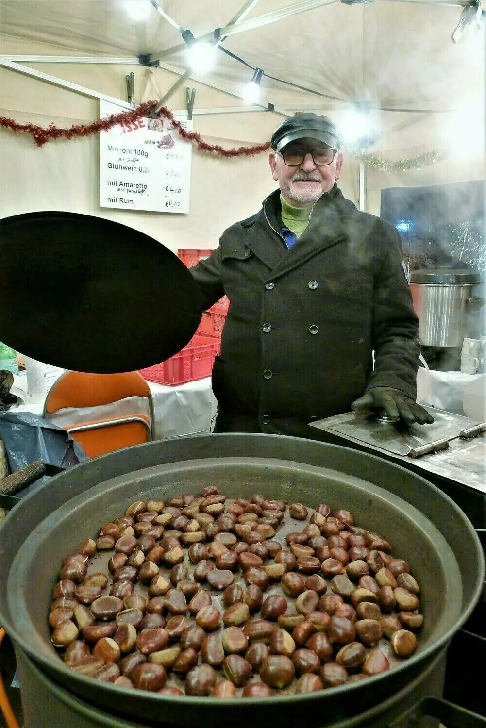„Heiße Maroni, heiße Maroni!“: Der 46. Haigerlocher Christkindlesmarkt ist in vollem Gange. Bereits am Samstag strömten die Besucher zu Tausenden ins Felsenstädtle. Am heutigen Sonntag zeigt sich der älteste Weihnachtsmarkt im Landkreis bei blauem Himmel, Sonnenschein und „überzuckerter“ Landschaft noch einmal von seiner schönsten Seite.