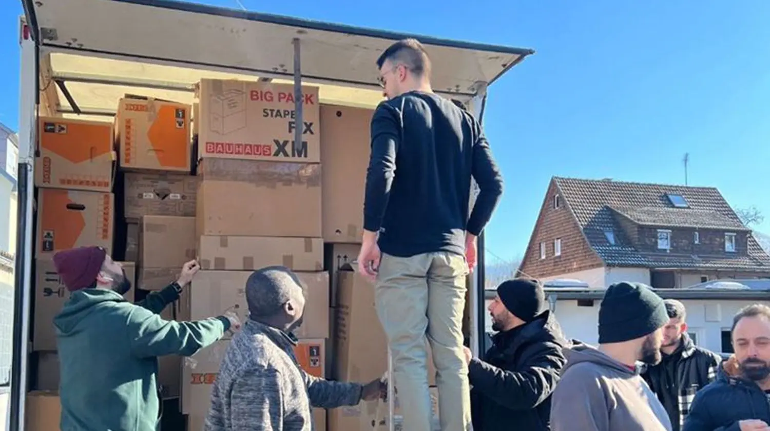 Die türkischen Gemeinden in der Region haben am Dienstag bereits die ersten Lastwagen, voll beladen mit Hilfsgütern, ins anatolische Erdbebengebiet entsandt. Das Bild zeigt die Beladung in Mössingen.