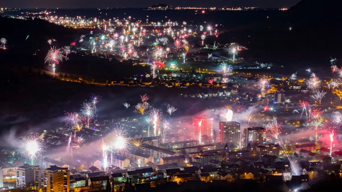 Ein ähnliches Bild wie beim Jahreswechsel vor zwölf Monaten dürfte sich auch in der Nacht auf Montag wieder bieten: Blick vom Bodenfels oberhalb von Geislingen über Altenstadt das Filstal hinab und zum Hohenstaufen (Bildmitte hinten). ⇥
Silvester 2022, Neujahr 2023, Feuerwerk über Geislingen-Altenstadt mit Blick Richtung Kuchen, Gingen, Hohenstaufen, Mittleres Filstal - Blick vom Bodenfels, Schildwacht