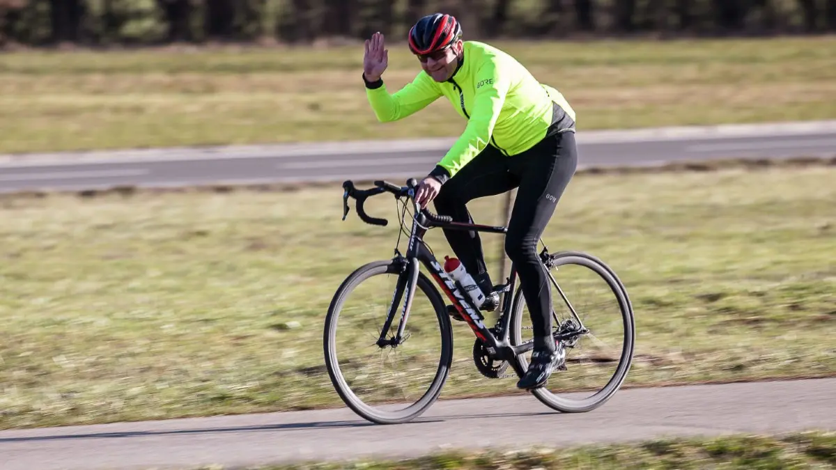 Nicht nur für Freizeitradler ist ein gutes und durchdachtes Radwegenetz wichtig, sondern auch für Pendler. Ein eigener Radfahr-Koordinator soll im Alb-Donau-Kreis künftig dafür sorgen, dass die Wege gut vernetzt sind.
Frühlingswetter; Radfahrer auf dem Radweg zwischen Reichenbach und Deggingen;
20.02.2021; Radweg, Reichenbach.
Foto: Thomas Madel