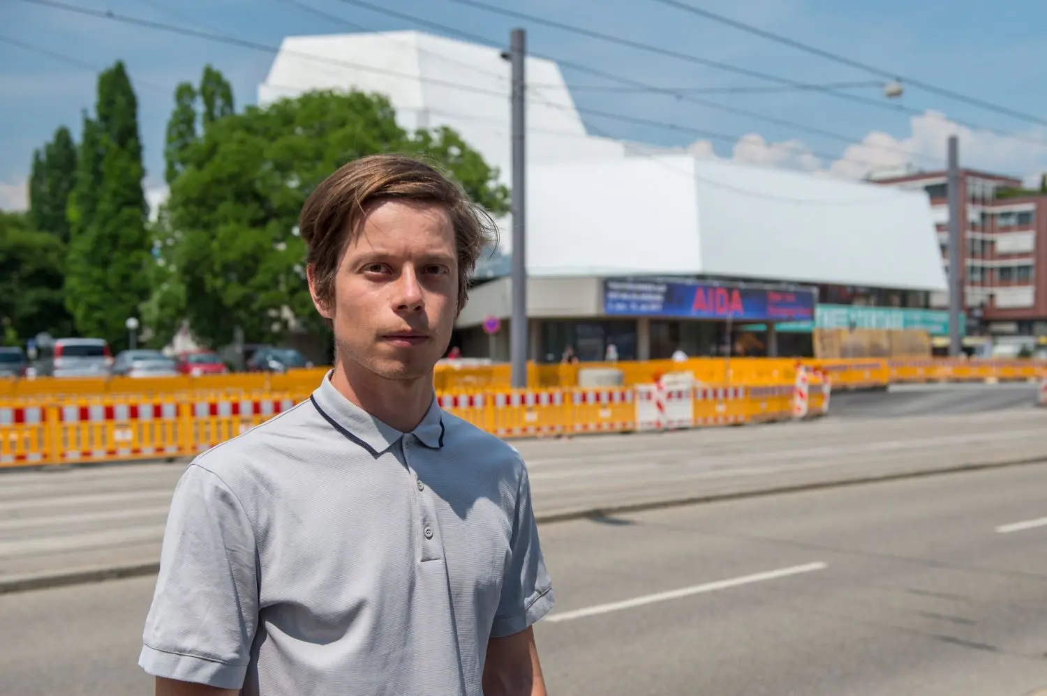 Schauspieler Jakob Egger vor seinem Arbeitsplatz, dem Theater Ulm.