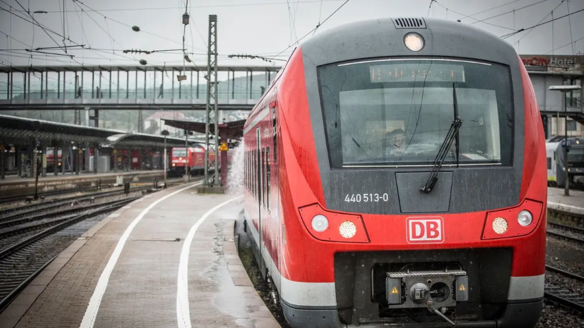 Eine Zugverbindung im Halbstundentakt von Stuttgart nach Ulm – das fordern die Kreisräte in Göppingen. Der Alb-Donau-Kreis zeigt sich aufgeschlossen gegenüber einer Mitfinanzierung, wünscht sich aber Informationen vom Land. (Symbolbild)
Bahnhof Ulm - Zug nach München über Augsburg