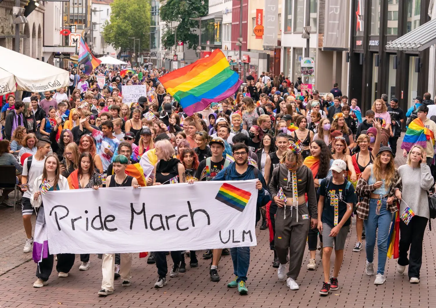 Rund 800 Teilnehmende des „Pride March“ zogen durch Ulm.