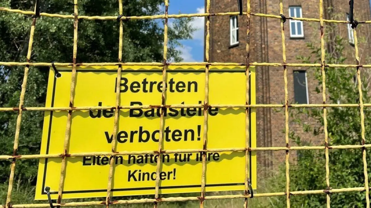 Heißt es am Groß Breesener Wasserturm bald nicht nur „Betreten verboten!“, sondern auch „Umbauen verboten!“?
Der Musiker und YouTuber Fynn Kliemann hat den Gubener Wasserturm gekauft. Welche Pläne er hat, ist noch unklar.