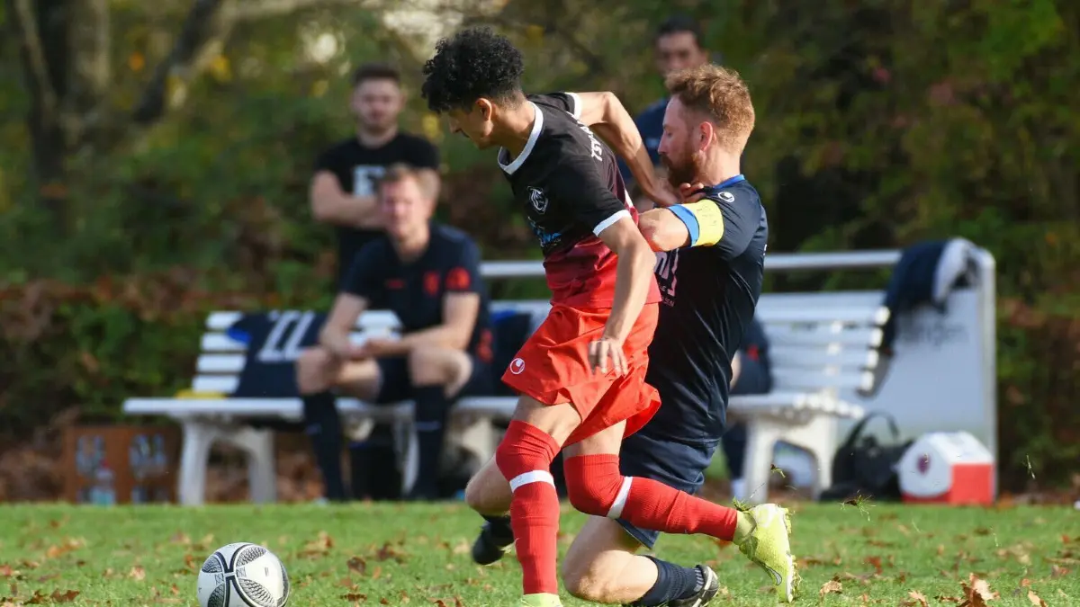 Felix Brüstle (SV Rommelsbach, rechts) im Zweikampf mt Aziz Bouali vom TSV Mähringen. Am Ende hatten die Gäste recht deutlich mit 5:2 die Nase vorne. Der Aufsteiger bleibt vorne dabei.
Felix Bruestle (SV Rommelsbach #6) gegen Aziz Bouali (TSV Maehringen #11)
SV Rommelsbach vs. TSV Maehringen
Fussball ,Kreisliga A2 Alb, 11.Spieltag, Saison 2022/2023, 30.10.2022
Foto: Eibner/Tobias Baur