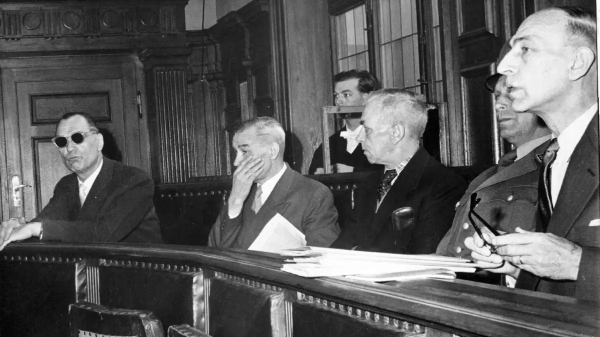 Bernhard Fischer-Schweder brachte den Prozess ins Rollen.⇥
Auf dem Bild von 1958 sind die Angeklagten Bernhard Fischer-Schweder, Pranas Lukys, Harm Willms Harms und Werner Hersmann (von links) zu sehen