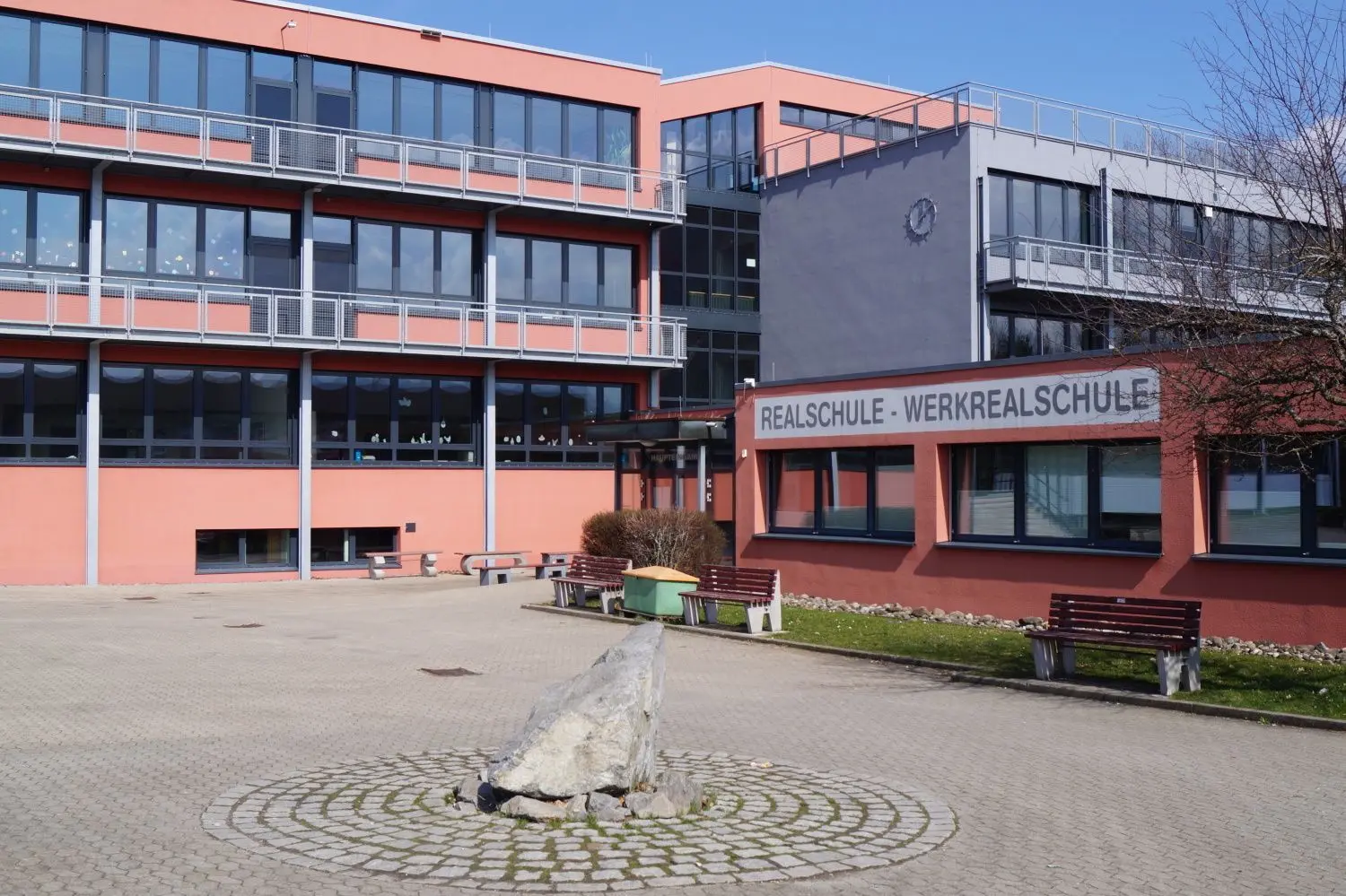 Ein Lehrer der Schömberger Realschule machte einen Aprilscherz in einer Zeit, in der Scherze nicht angebracht sind.⇥