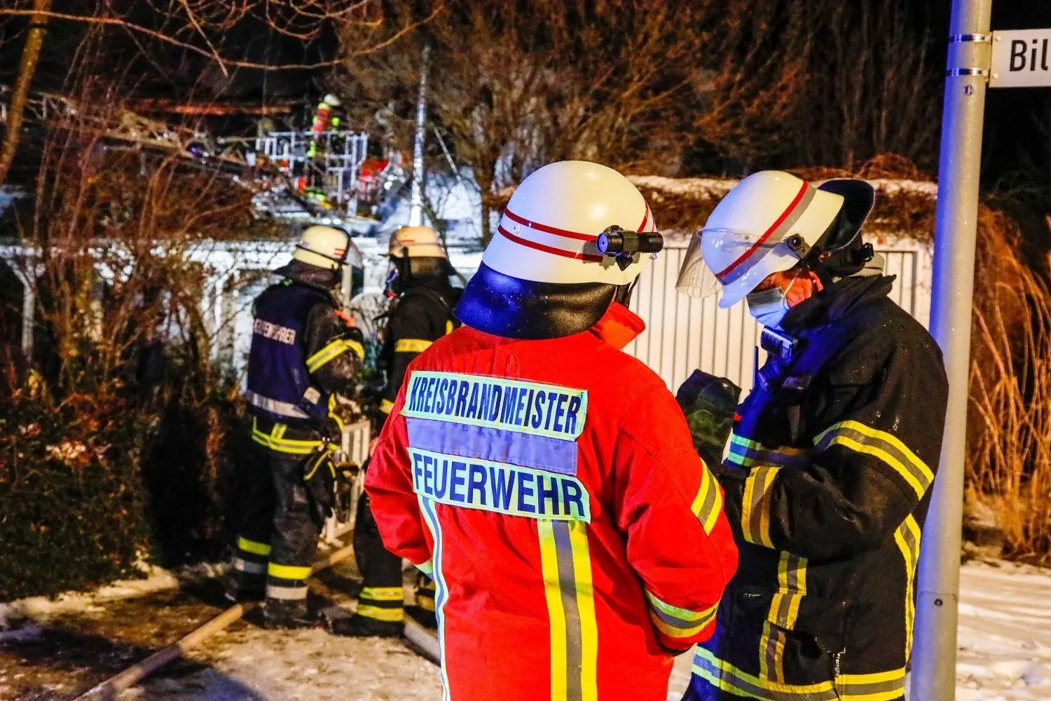 Die Feuerwehr rückte am Samstagabend zu einem Brand in Schlat aus. Dort stand ein Haus in Vollbrand. Hoher Sachschaden entstand.