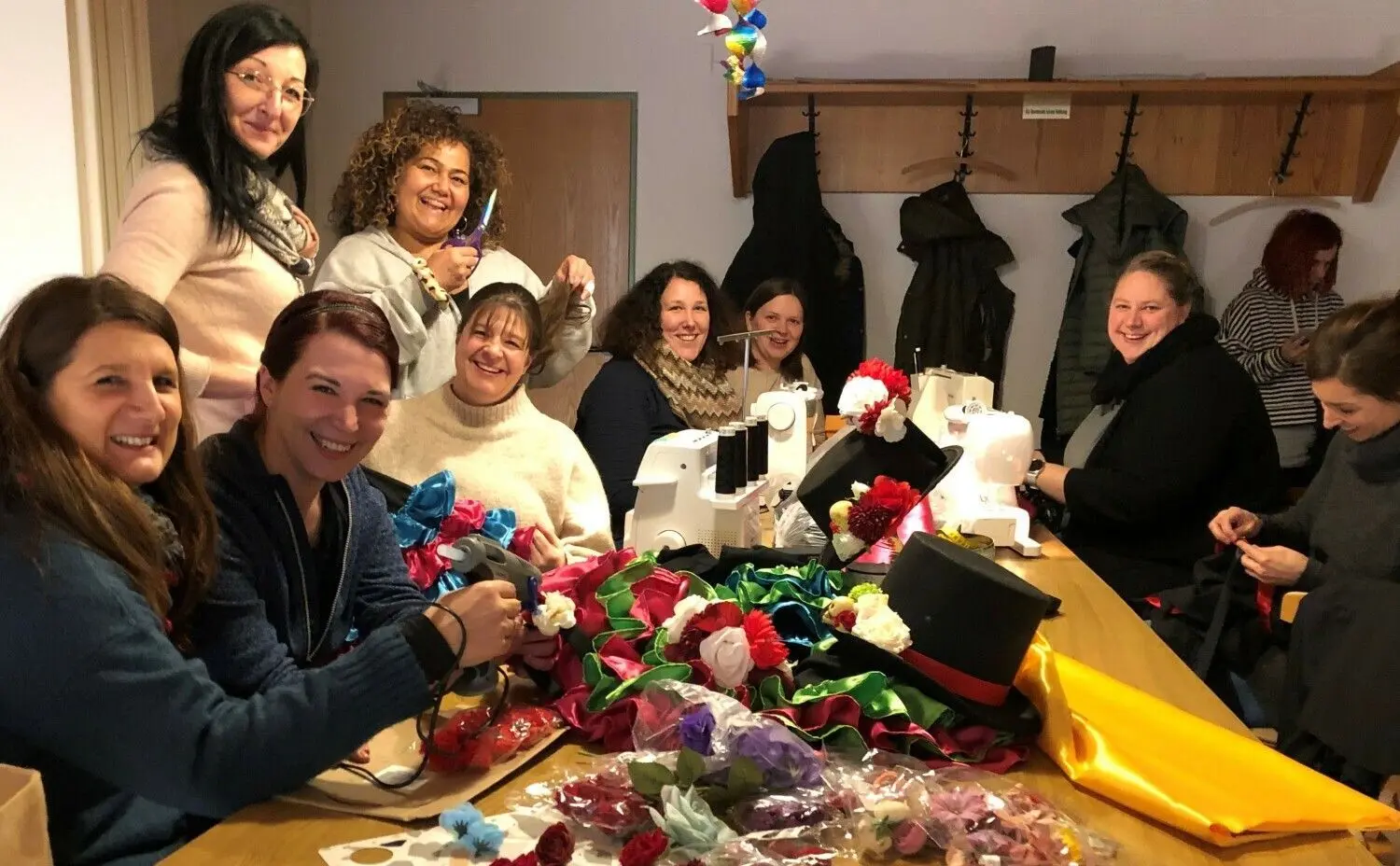 Viel Spaß haben die Frauen der Laufgruppe „Sterabobbes“ bei ihren Näh-Treffs für die Ranzenburger Fasnet.⇥