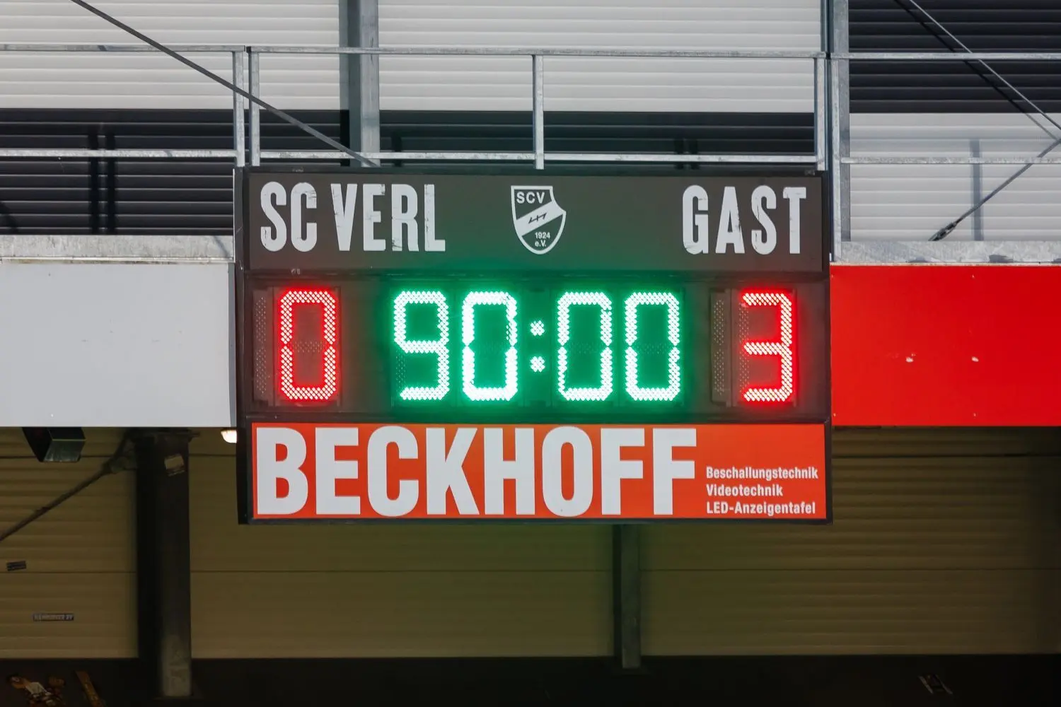 Auf der Überholspur: Der SSV Ulm 1846 Fußball (in gelb-weiß) hat beim SC Verl mit 3:0 gewonnen und sichert sich zum Abschluss der Hinrunde den dritten Tabellenplatz.