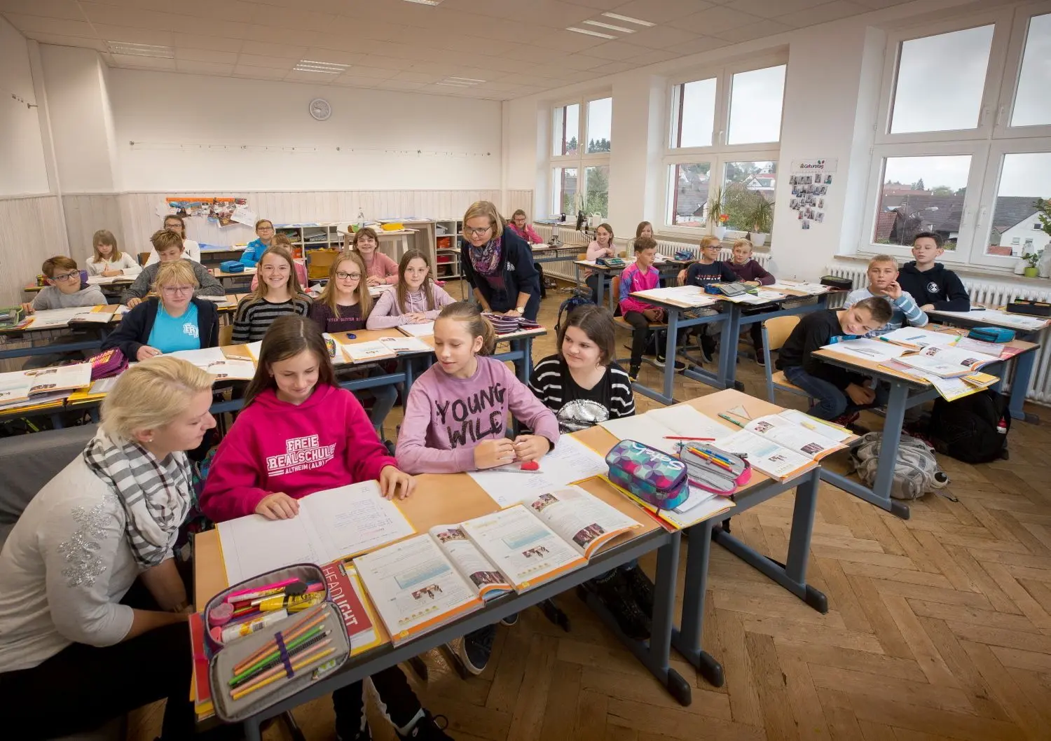 Englischunterricht in der 6b: Die Lehrerinnen Johanna Mannes (links) und Marina Gruber sind immer zu zweit in der Klasse, können sich also um einzelne Schüler kümmern.