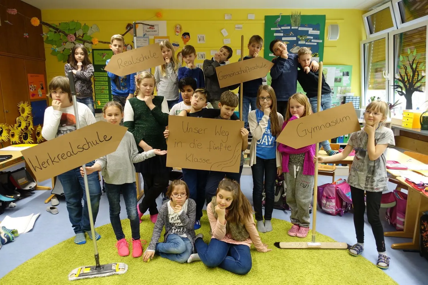 Die Mädchen und Jungen der Klasse 4a der Hermann-Merz-Schule in Ilshofen haben schauspielerisches Talent. Sie verdeutlichen, dass die Wahl der weiterführenden Schule gut überlegt sein will. Einfach ist das offensichtlich nicht. Das Foto hat Klassenlehrerin Elvira Lay geschossen.