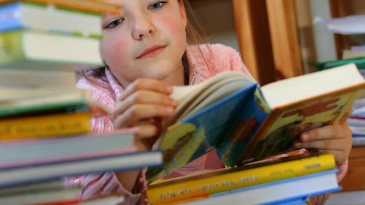 Eher die Ausnahme: Spaß am Lesen ist bei deutschen Kindern laut der neuen Iglu-Bildungsstudie offenbar nicht weit verbreitet.
Die achtjährige Bentje liest am Montag (21.04.2008) in ihrem Kinderzimmer in Pokrent in einem Kinderbuch. Im Jahr 1995 erklärte die UNESCO den 23. April zum Welttag des Buches, dem weltweiten Feiertag für das Lesen, für Bücher und die Rechte der Autoren. Seit 1996 wird der Welttag des Buches auch in Deutschland begangen. Mit Prominenz und besonderen Aktionen will die deutsche Buchbranche am «Welttag des Buches und des Urheberrechts» wieder für das Lesen werben. Schwerpunkt der rund 1.500 Veranstaltungen in 300 Städten ist am Mittwoch (23.04.2008) das Thema «Fantasy». Foto: Jens Büttner dpa/lmv +++(c) dpa - Bildfunk+++ | Verwendung weltweit