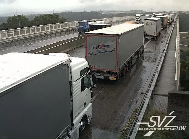 Stau auf der A6 - vor Schwäbisch Hall in Fahrtrichtung Heilbronn. Zwischen Hall und Kupferzell ist es zu einem schweren Unfall gekommen.