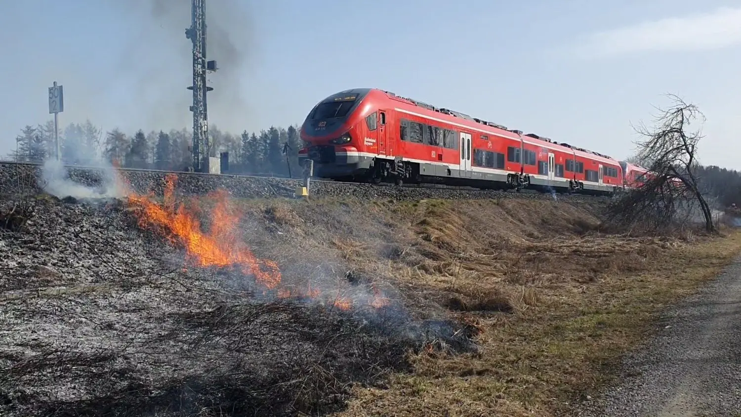 Viermal brannte es bisher an der Bahnstrecke Ulm-Memmingen, nicht weit von Kellmünz.