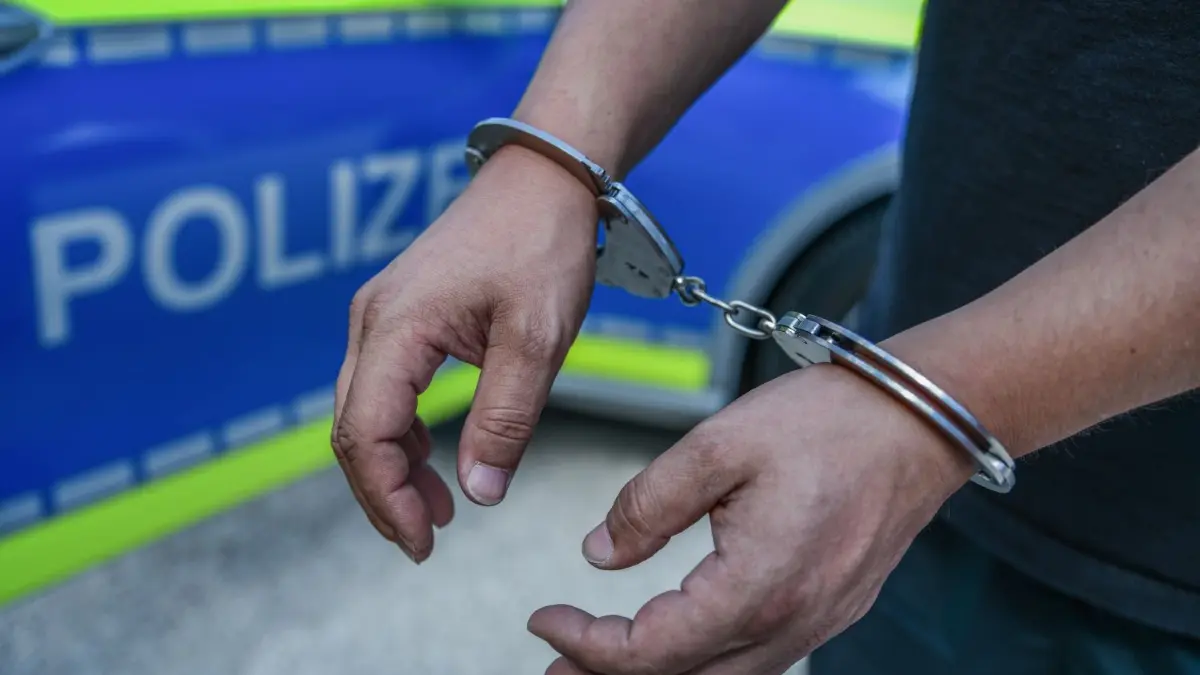 In Frankfurt (Oder) nahm die Polizei einen Mann fest, gegen den ein Haftbefehl vorlag wegen der Verwendung von Kennzeichen verfassungswideriger Organisationen. (Symbolfoto)
10.08.2022, Baden-Württemberg, Heubach: Polizei, Streifenwagen, Polizistin mit Handschellen, Festnahme, Handschliessen, Anhaltestab, Dienstwappen, Funkgerät, Schusswaffe im Holster.