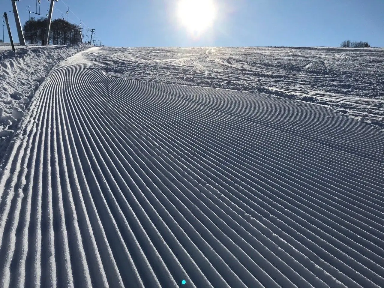 Der Zaininger Skilift Salzwinkel hat dieser Tage geöffnet. Ganz so viel Schnee wie auf diesen Bildern liegt derzeit jedoch nicht. Aber genug, um Skifahren zu können, sagt die Betreiber-Familie Hoffmann.