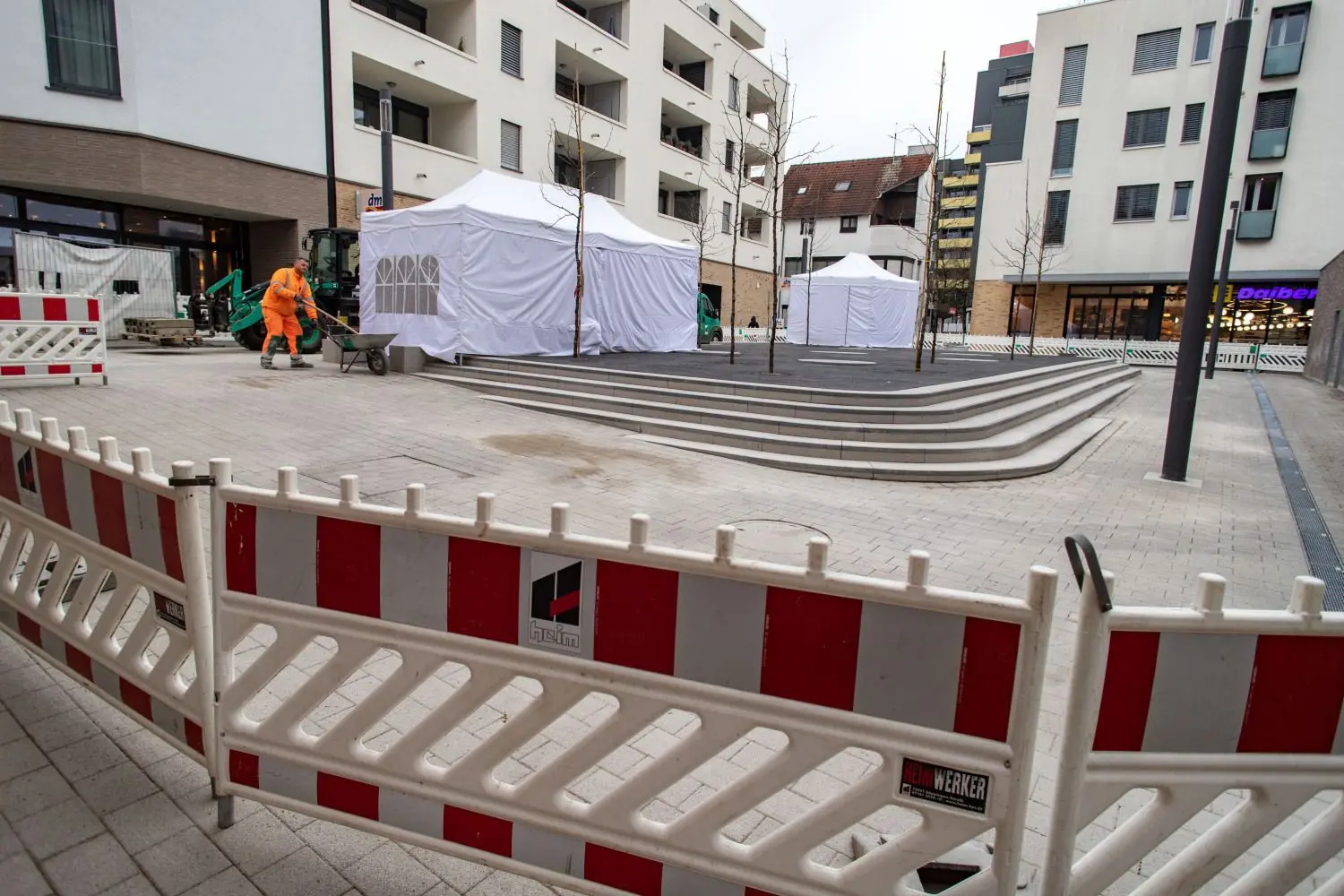 Mit Wassersprudlern, Sitzstufen und neun neuen Bäumen präsentiert sich der zentrale Platz im Apostelhof. Doch die Umsetzung gefällt nicht allen.