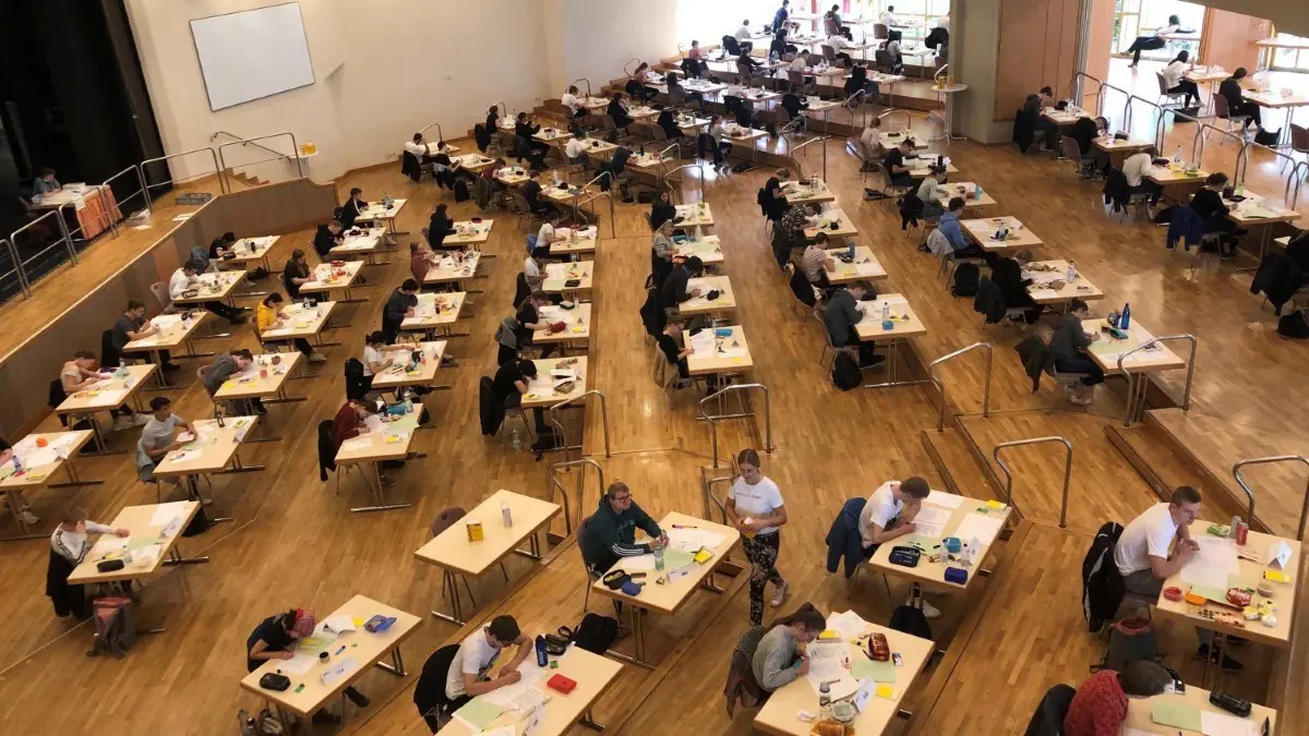 Die schriftliche Abiturprüfung im Fach Deutsch in Ehingen im Jahr 2020, oder: in Corona-Zeiten. Erstmals fand dieser Abschlusstest des Johann-Vanotti-Gymnasiums in der Lindenhalle statt. 124 Schüler hatten etwa fünf Stunden Zeit.⇥
Ehingen, Lindenhalle, Abitur, Abi 2020