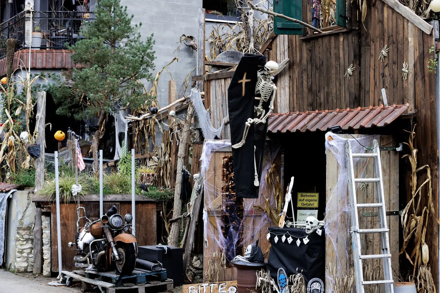 Die volle Dröhnung Halloween gibt’s in Eybach, wo Aytac Ece sein gesamtes Grundstück dekoriert hat. Sämtliche Spenden von Besuchern kommen gemeinnützigen Projekten zugute.⇥