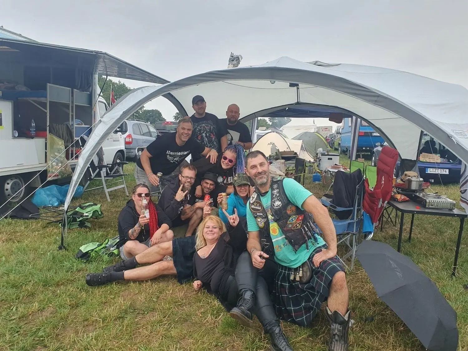 Party-Stimmung auf dem Camping-Platz: Die Gruppe aus Hockenheim hat trotz Regen gute Laune.